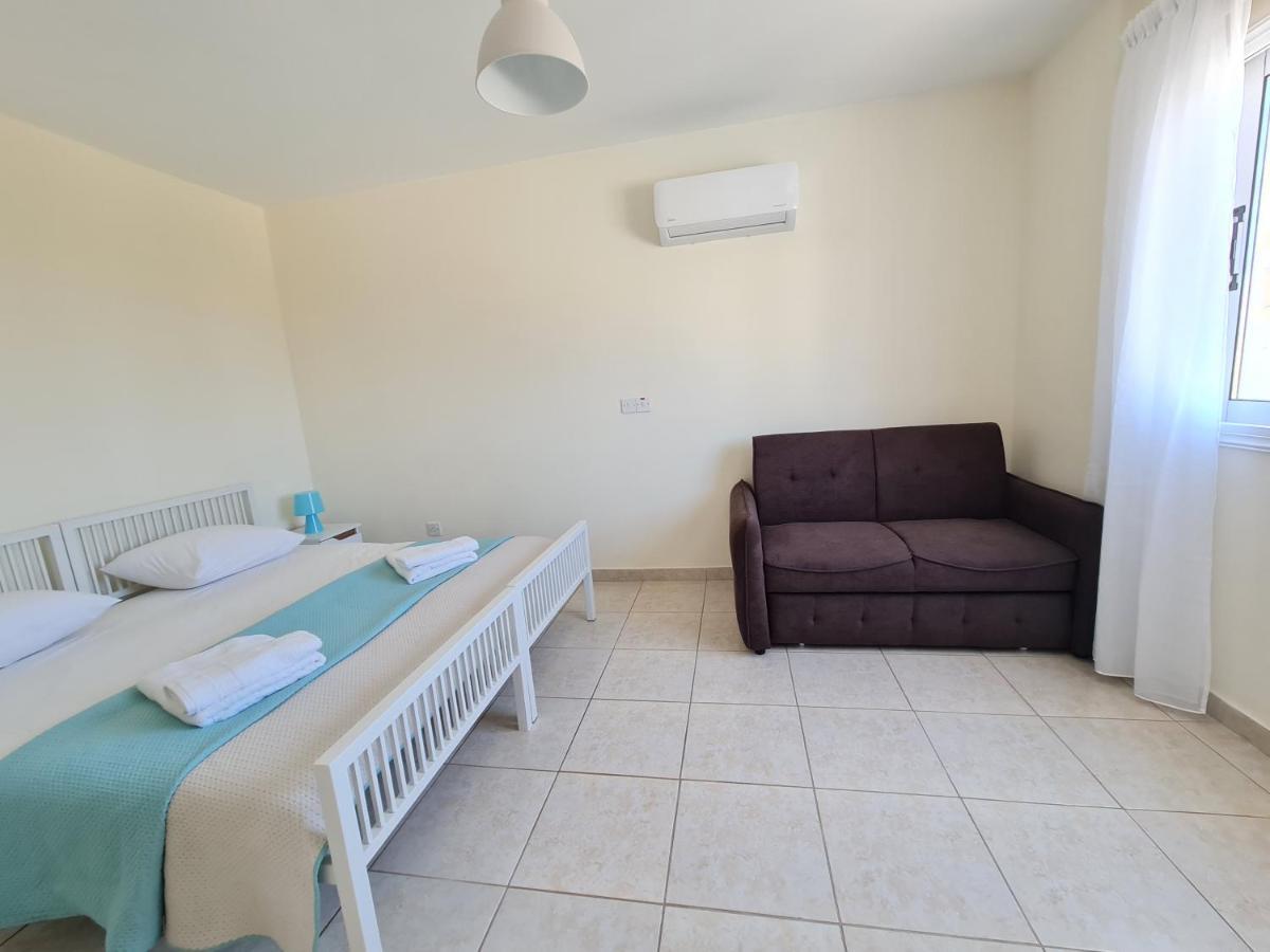 Stunning Views' Apartment With Pool Paphos Bagian luar foto