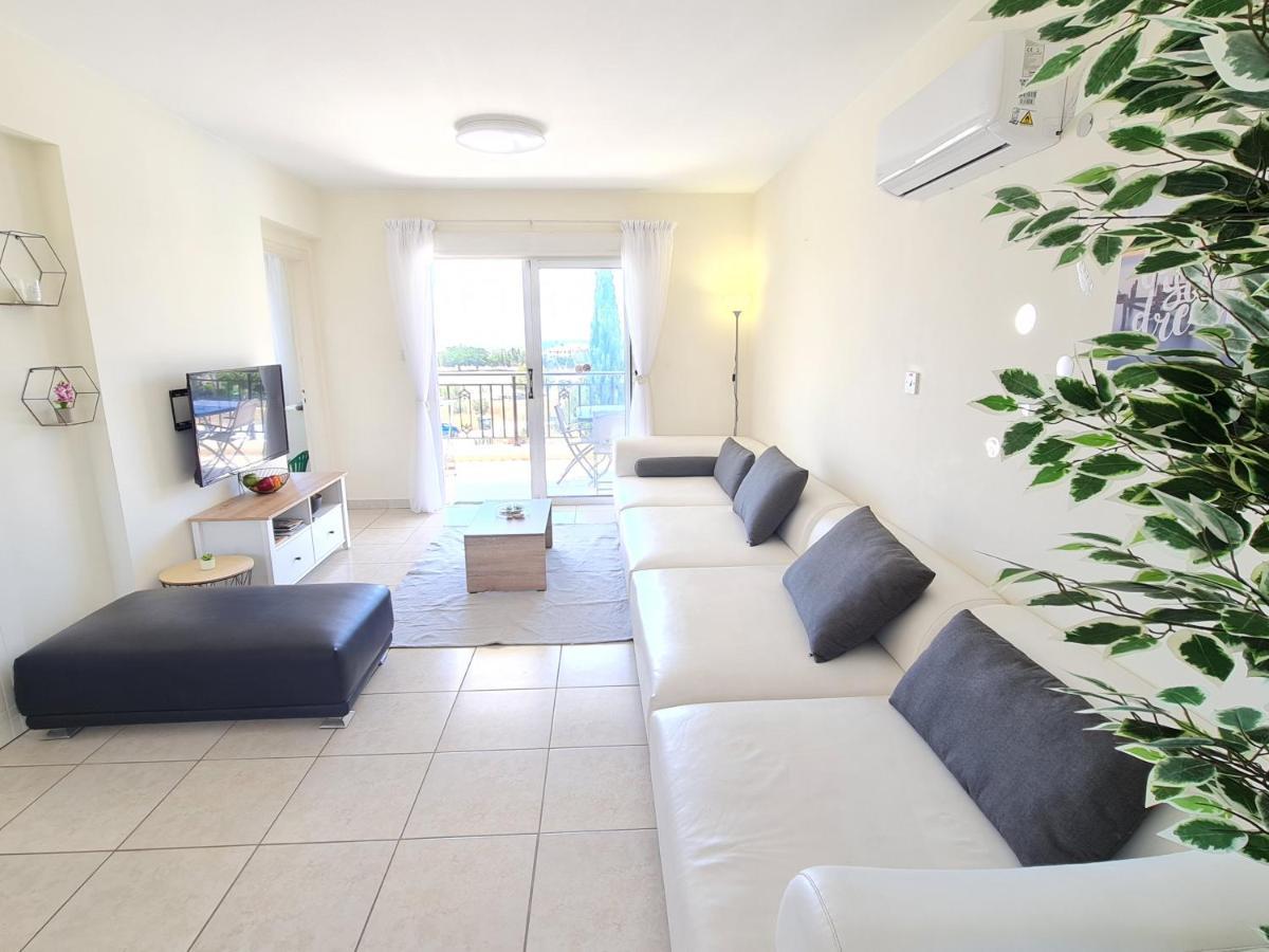 Stunning Views' Apartment With Pool Paphos Bagian luar foto