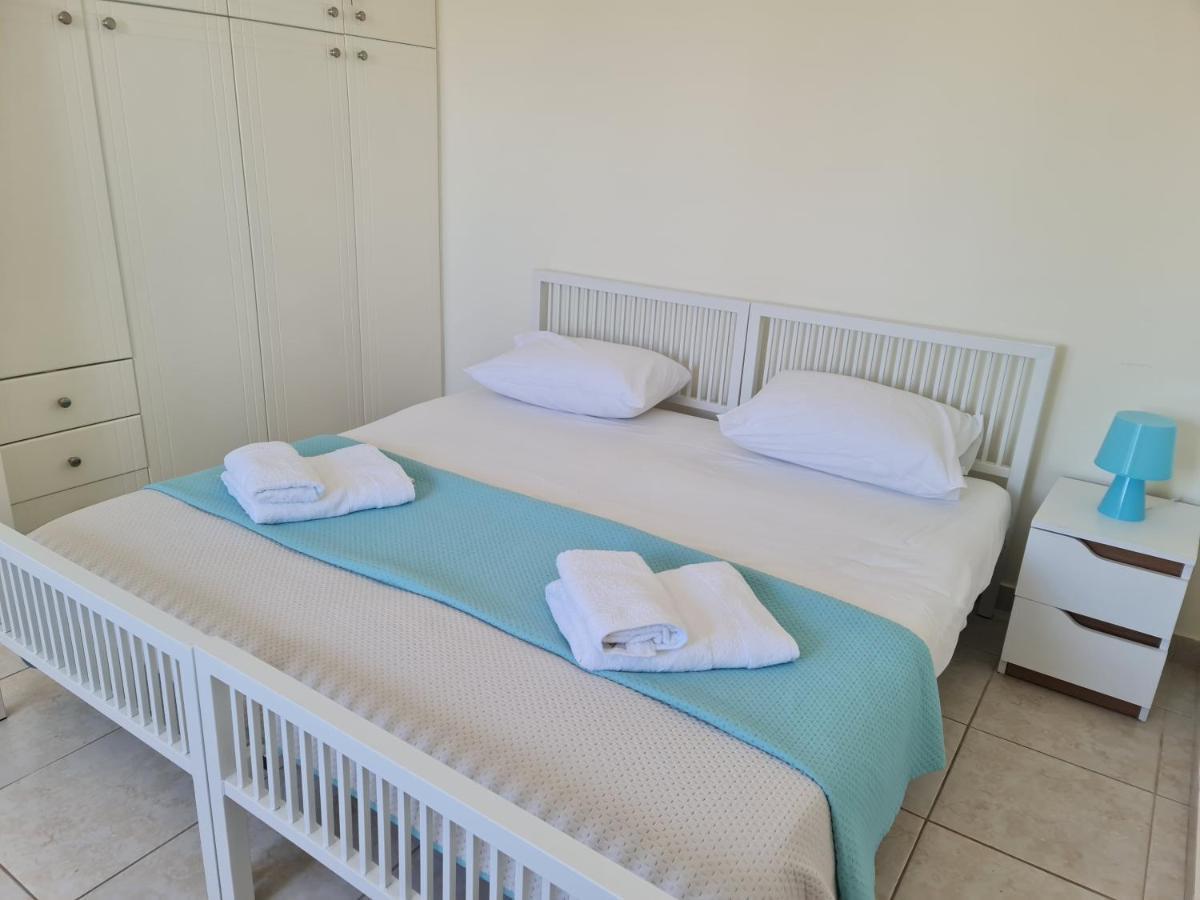 Stunning Views' Apartment With Pool Paphos Bagian luar foto