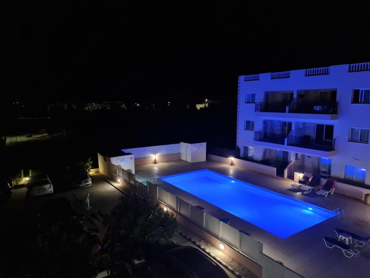 Stunning Views' Apartment With Pool Paphos Bagian luar foto