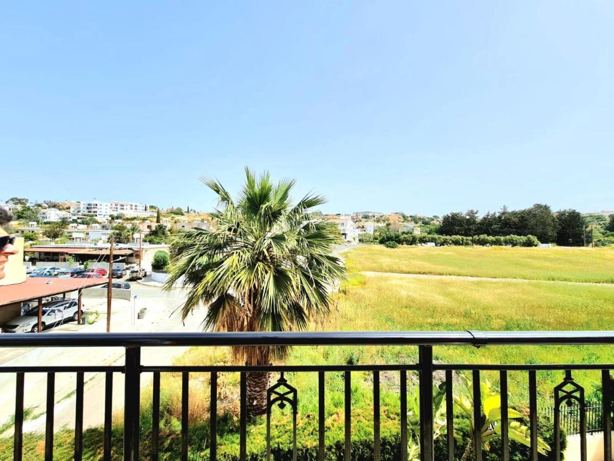 Stunning Views' Apartment With Pool Paphos Bagian luar foto