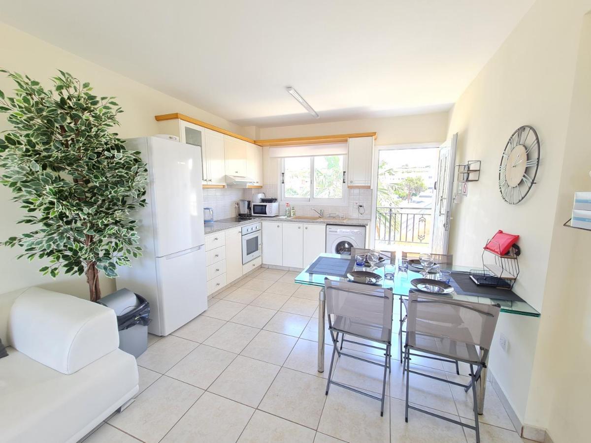 Stunning Views' Apartment With Pool Paphos Bagian luar foto